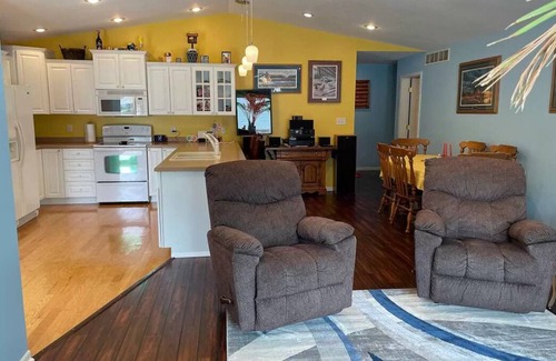 Arnolds Park Casa | Great Location! - Vacation Cabin with easy access to Arnolds Park!