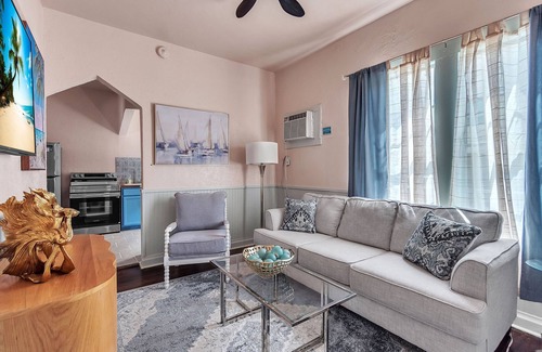 Gulfport Condominio | 🌴Great Location☀Walk To Beach🐬Ledoux Carre' #1🐠Historic Charm! Pet Friendly