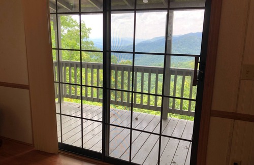 Whittier Cabina | Vistas a la montaña cerca de Cherokee y Bryson City, NC w / 1 BR, parrilla, y firepit