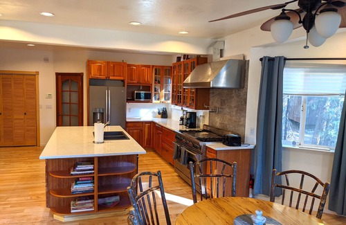 Avery Cabina | Great multi level home - Central heat & A/C, wi-fi, pool table, pets OK