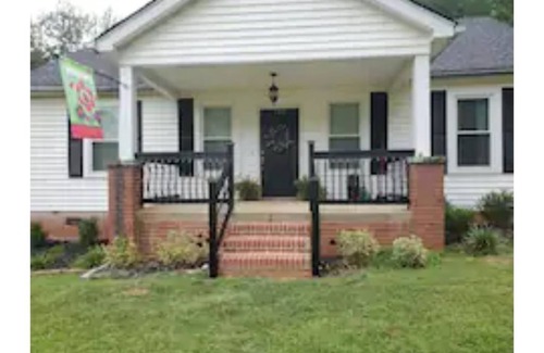 Laurens Casa | Great neighborhood 3 miles from downtown Laurens.