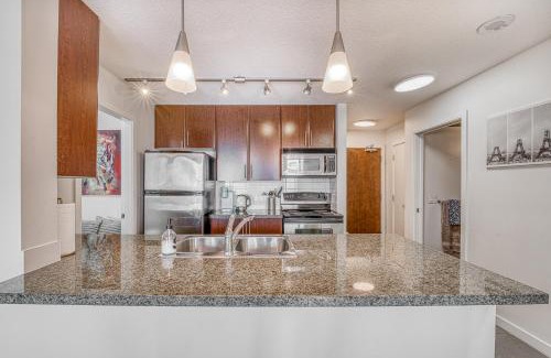 Crosstown Apartamento | Great Ocean Mountain & City views with one free parking