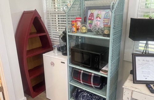 Darien Cabina | Great One Room with Full Bath Guest House!
