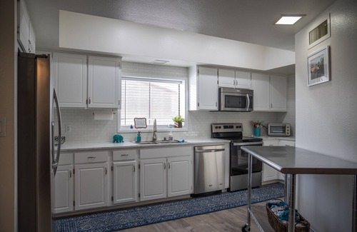 Bullhead City Casa | Great open one-story home for family entertaining. Relaxing back concrete porch.
