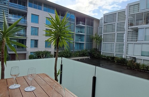 Auckland Central Business District Apartamento | Great pool, central location + free carpark, e-scooter & free bikes available