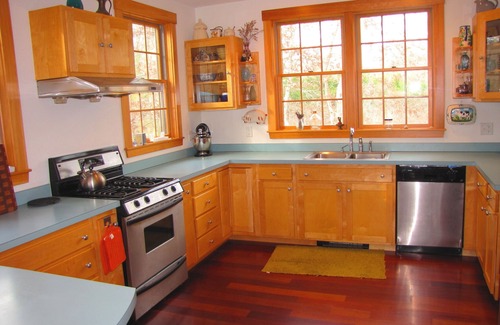 Vineyard Haven Casa | *¡BUEN PRECIO! * HERMOSA CASA NUEVA * * MASCOTAS BIENVENIDOS!, 2 cubiertas, porche, ropa de cama inc.