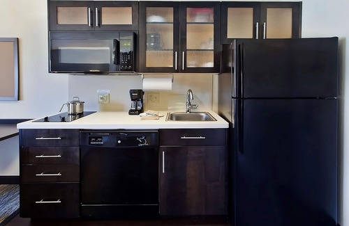 Southfield Hotel | Great Relaxing Overnight Stay! Convenient Room w/ Kitchen, FREE Parking
