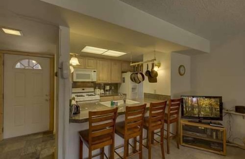Lake Forest Condominio | Excelentes críticas y excelente relación calidad-precio! Lk Forest Glen con piscinas HOA, bañera de hidromasaje, paseo 2 playa