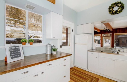 Fountain City Casa | Great River Road - Victorian Historic Home (1898)