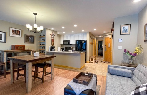 Mountain House Condominio | Great Romantic Gateway. Pool. Hot Tub. Lift.