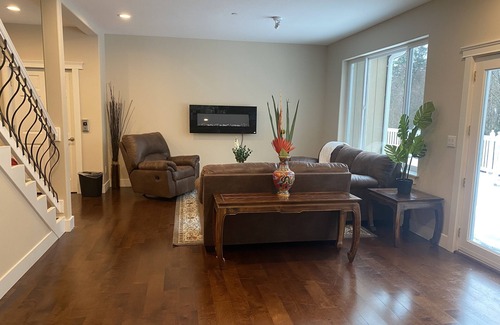 Paine Field-Lake Stickney Casa | Great room with private bathroom!B2
