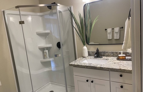 Paine Field-Lake Stickney Casa | Great room with private bathroom!B2