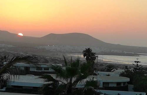 Urbanización Famara Villa | Villa moderna y espaciosa en Famara con piscina privada y excelentes vistas al mar.