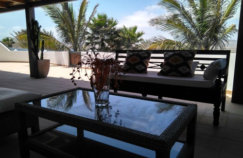 Urbanización Famara Villa | Villa moderna y espaciosa en Famara con piscina privada y excelentes vistas al mar.