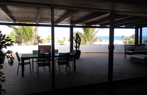 Urbanización Famara Villa | Villa moderna y espaciosa en Famara con piscina privada y excelentes vistas al mar.
