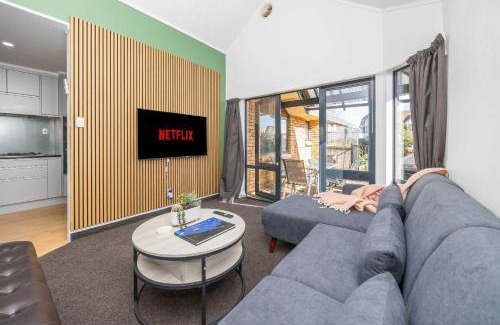 Hamilton Casa | Great Short-Mid Term Stay! River Views & Games Room