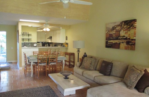 Canyon Corridor Condominio | Gran condominio de un solo nivel disponible para la temporada en el tranquilo South Palm Springs