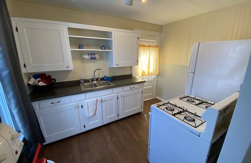 Geneva-on-the-Lake Cabaña | Great Strip Location|Walk to Lake|Wine Country|A/C| Grill & Firepit|Family.