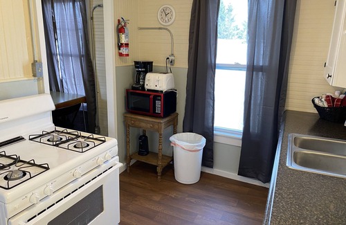 Geneva-on-the-Lake Cabaña | Great Strip Location|Walk to Lake|Wine Country|A/C| Grill & Firepit|Family.