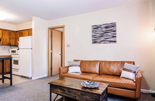 Hickory Hills Apartamento | Great suburban location! Perfect for solo or couple travelers