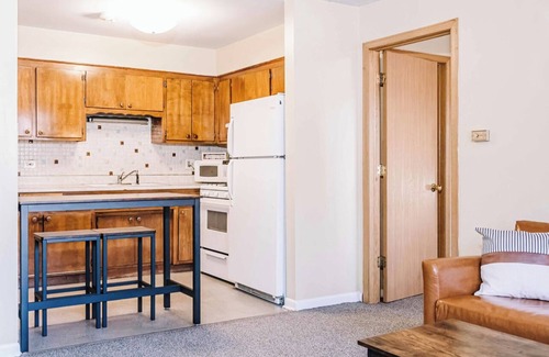 Hickory Hills Apartamento | Great suburban location! Perfect for solo or couple travelers