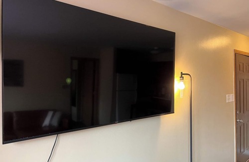 Hickory Hills Apartamento | Great suburban location! Perfect for solo or couple travelers