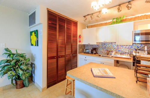 Bolongo Bay Condominio | Great Summer Rates!! 2/2 Condo W/Awesome Views - 2 Pools - walk to 2 Beaches!