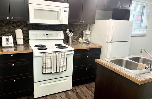 Red Deer Apartamento | Great two bedroom apartment with WiFi in Red Deer
