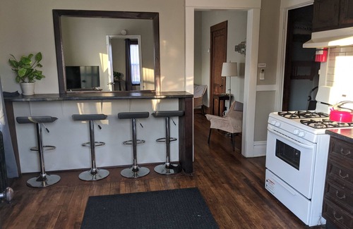 Lyn-Lake Casa | Great Uptown Apartment, excelente ubicación. Suite # 1