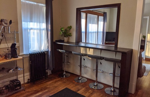 Lyn-Lake Casa | Great Uptown Apartment, excelente ubicación. Suite # 1