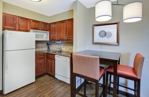 Middletown Condominio | Great Value! 2 Bedroom Suite | Free Breakfast + Shared Outdoor Pool. Near Ford Motor Company!