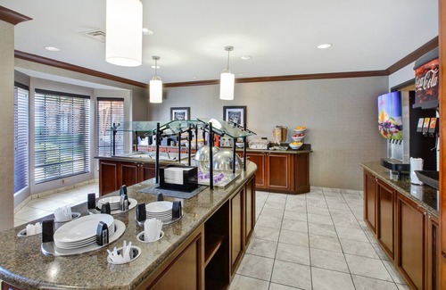 Middletown Condominio | Great Value! 2 Bedroom Suite | Free Breakfast + Shared Outdoor Pool. Near Ford Motor Company!