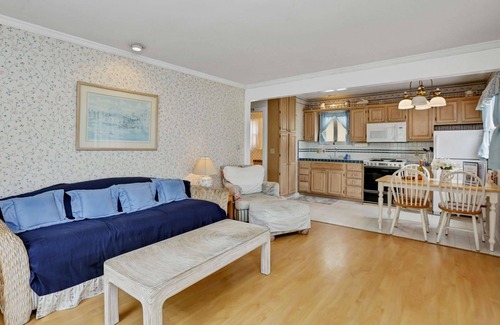 Balboa Island Cabaña | Lote en esquina, excelente relación calidad-precio en la isla de Balboa, casa de campo clásica con comodidades, a pie de playa, Marine Avenue