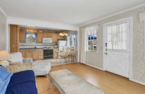 Balboa Island Cabaña | Lote en esquina, excelente relación calidad-precio en la isla de Balboa, casa de campo clásica con comodidades, a pie de playa, Marine Avenue