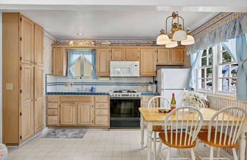 Balboa Island Cabaña | Lote en esquina, excelente relación calidad-precio en la isla de Balboa, casa de campo clásica con comodidades, a pie de playa, Marine Avenue
