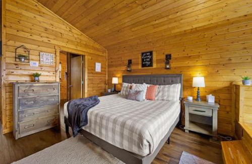 Gatlinburg Casa | Great View Location Studio Log Cabin Hot Tub