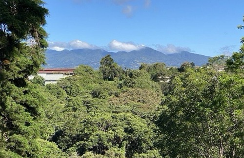 Roble Apartamento | Great view of the mountains while in San Jose.