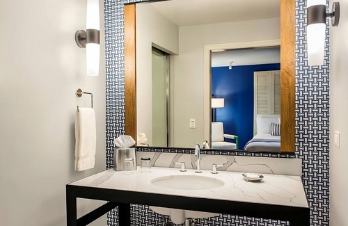 San Diego Hotel | Great Views! Bike Rental, Tennis Court and Pools Onsite! Close to San Diego Zoo!