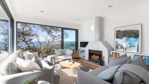 Killcare Casa | Great Views, Easy Walk To Beach and Bay In Bush Setting