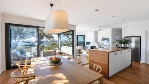 Killcare Casa | Great Views, Easy Walk To Beach and Bay In Bush Setting