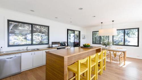 Killcare Casa | Great Views, Easy Walk To Beach and Bay In Bush Setting