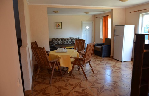 Mamaia-Sat Villa | Gran villa cerca del mar, área de Mamaia Norte, con 2 piscinas, desayuno, máximo 10 personas.