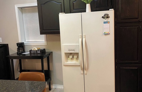 Saint Mary Of The Woods Casa | Great Weekend Getaway! Renovated in 2023, Zero Contact Booking, Pool Table, Wifi