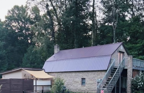 Saint Mary Of The Woods Casa | Great Weekend Getaway! Renovated in 2023, Zero Contact Booking, Pool Table, Wifi