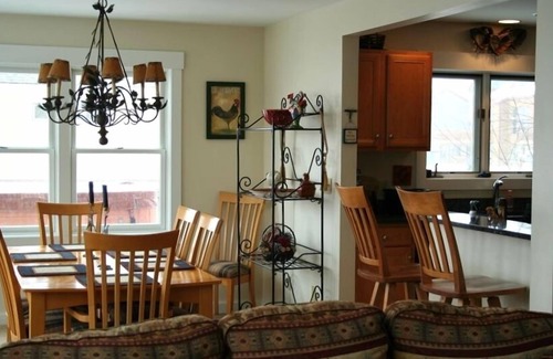 Central Vermont- Killington Condominio | GRAN VISTA-ESQUÍ EN BLANCO A PIE DE SKI DESCONECTADO EN 2 RUTAS - ¡TINA CALIENTE Y SAUNA INCLUIDAS!