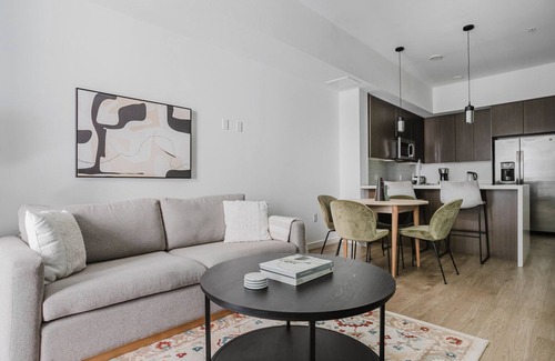 Warner Center Apartamento | Great Woodland Hills 2BR w/ Pool, Gym, Lounge & BBQ, by Blueground