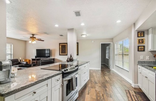 Greater Northdale Casa | Greater Northdale area home w/ direct access to community park/tennis court