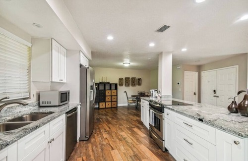 Greater Northdale Casa | Greater Northdale area home w/ direct access to community park/tennis court