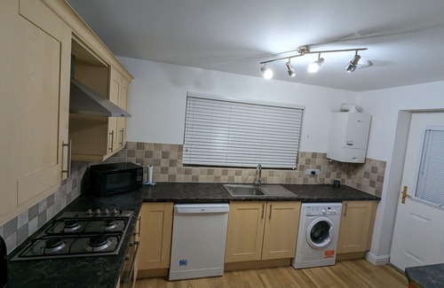 Walsall Casa | Greatmindz's home away from home Semi-detached house with 2 king size bedrooms