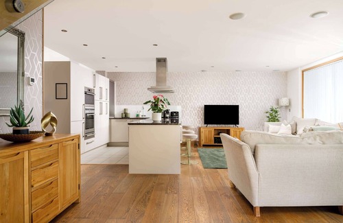 Ampney Crucis Casa | Grebe Lodge | Cotswold Lakehouse & Hot Tub